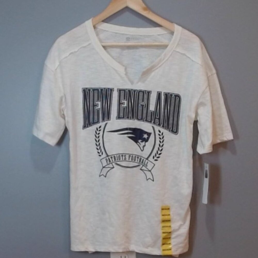 NFL New England Patriots Graphic V-Neck T-Shirt Size Medium NEW‎